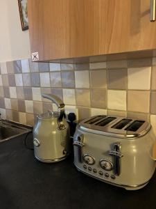 Entire Studio, King Bed, Parking,10 Min to Town