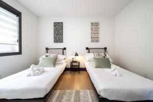Luxury Sleeps 10 King bed Jacuzzi 10 Min to West Edmonton Mall