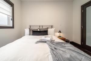 Luxury Sleeps 10 King bed Jacuzzi 10 Min to West Edmonton Mall