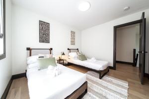 Luxury Sleeps 10 King bed Jacuzzi 10 Min to West Edmonton Mall