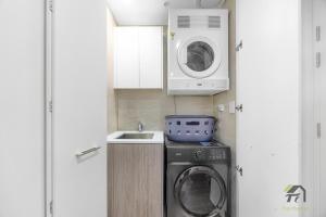 Zetland Spacious 3 Bedroom Apartment Near East Village Shopping Mall, Train Station and Airport