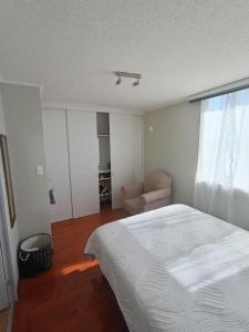 Habitación con baño privado, en Departamento familiar