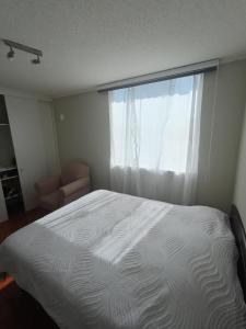 Habitación con baño privado, en Departamento familiar