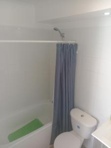 Habitación con baño privado, en Departamento familiar