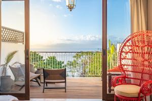 Stylish villa overlooking the sea and volcano