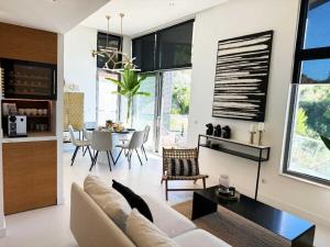 Spacious Villa Apartment with Seaview