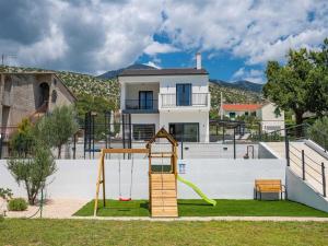 Relaxed Family Villa in Naklice