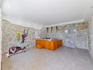 Relaxed Getaway for 10 with a Pool