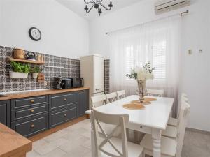 Beachvilla in Orebi with Jacuzzi