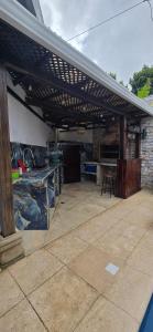 Casa azul con Generador electrico , Piscina y jacuzzi