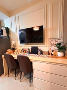 Relaxing 1BR Condo near MOA & NAIA with WiFi, PS4, Karaoke