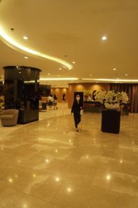 Staycation near NAIA, MOA with PS4, Netflix & Karaoke