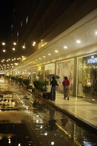 Staycation near NAIA, MOA with PS4, Netflix & Karaoke