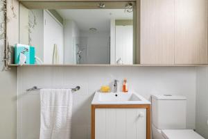 Penthouse, seaview, free pk, 2 bdbath, 5 min walk