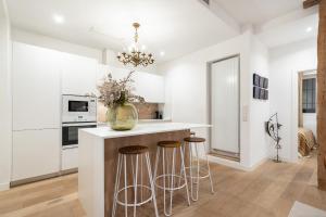 The Velarde Business Suite Super Luxury 2BR Apartment Optimized for Remote Work