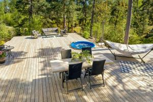 Modern Archipelago Cabin With Hot Tub On Timrarön