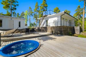 Modern Archipelago Cabin With Hot Tub On Timrarön