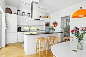 Modern Archipelago Cabin With Hot Tub On Timrarön