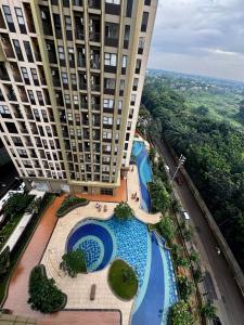 Apartement Transpark Cibubur by Raya Property with Pool View & Netflix 4