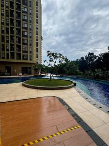 Apartement Transpark Cibubur by Raya Property with Pool View & Netflix 4