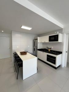 Apartamento 3 suítes a 100m da praia