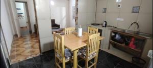 Amplio departamento amoblado 4 a 6 personas con cochera piscina Internet satelital, seguridad, zona comercial las 24hs a 2 cuadras de la Shell barrio las leñas