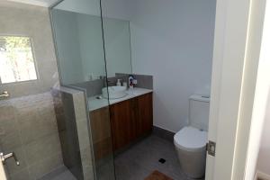 Modern Private Townhouse Close to City & Transport