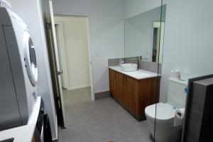 Modern Private Townhouse Close to City & Transport