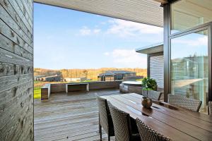 New Modern Holiday Home Near The Beach