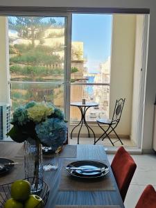 The Exchange - Designer apartment in St Pauls Bay with side sea view, 300 metres away from beach