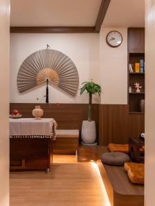 Boutique Minimal 2BR for 6 Central Saigon - D1