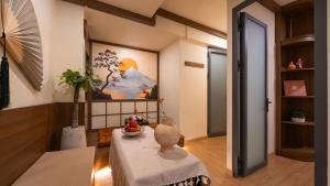 Boutique Minimal 2BR for 6 Central Saigon - D1