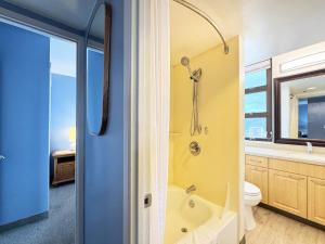 31Fl Ocean and Diamond Head Views 2BR 1BA in Waikiki