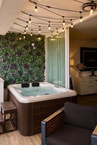 Designer Apt with Jacuzzi Terrace