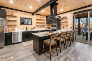 Luxury Cabin Villa with Indoor Pool Game Room Amazing Views Hot Tub