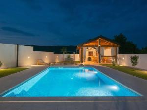 Cozy Mountain Villa for 10 in Slivno