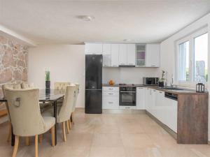 Cozy Mountain Villa for 10 in Slivno