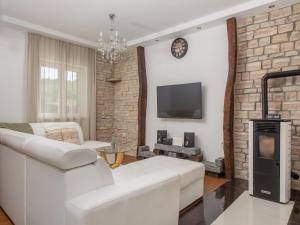 Cozy Villa for 8 with Pool and Jacuzzi