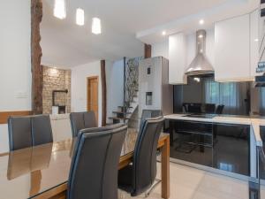 Cozy Villa for 8 with Pool and Jacuzzi