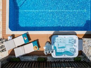 Cozy Villa for 8 with Pool and Jacuzzi