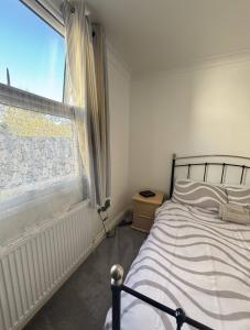 Large Double Room On Ground Floor with Free Parking, Workspace & Superfast WiFi