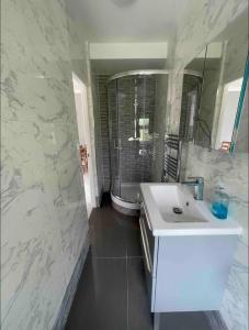 Large Double Room On Ground Floor with Free Parking, Workspace & Superfast WiFi