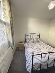 Large Double Room On Ground Floor with Free Parking, Workspace & Superfast WiFi