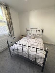 Large Double Room On Ground Floor with Free Parking, Workspace & Superfast WiFi