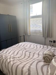Large Double Room On Ground Floor with Free Parking, Workspace & Superfast WiFi