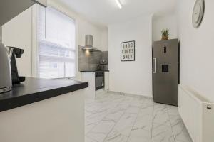 Station Side Sanctuary - 2BR Central Brighton Stay