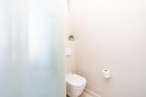 Harbours Edge - Stylish 3Bedroom Penthouse with Hot Tub, Fireplace & Mountain Views