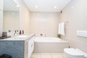 Harbours Edge - Stylish 3Bedroom Penthouse with Hot Tub, Fireplace & Mountain Views