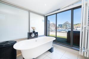 Harbours Edge - Stylish 3Bedroom Penthouse with Hot Tub, Fireplace & Mountain Views