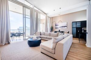 Harbours Edge - Stylish 3Bedroom Penthouse with Hot Tub, Fireplace & Mountain Views